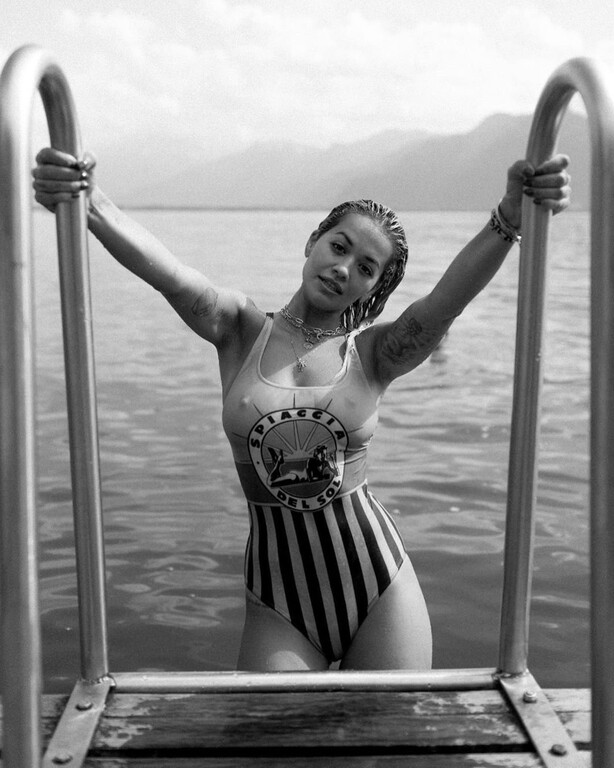 Καμία παραλία δεν είναι πιο δροσερή από την Rita Ora